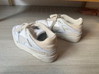 Zapatillas Puma Blancas y Beige