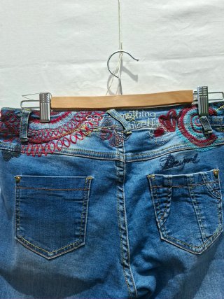 Jeans Desigual con bordados y puño elástico