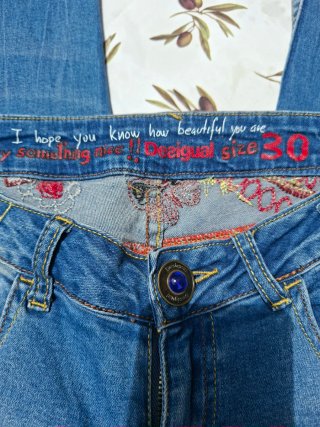 Jeans Desigual con bordados y puño elástico