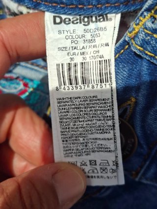 Jeans Desigual con bordados y puño elástico