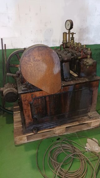 Bomba agua antigua Almazara Aznar Rodes
