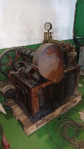 Bomba agua antigua Almazara Aznar Rodes