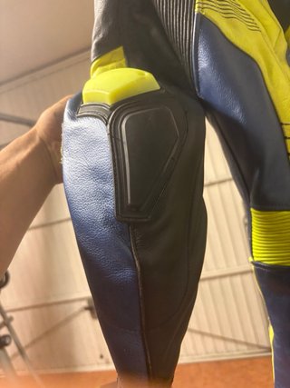 Mono de moto Bela azul y amarillo