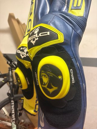 Mono de moto Bela azul y amarillo