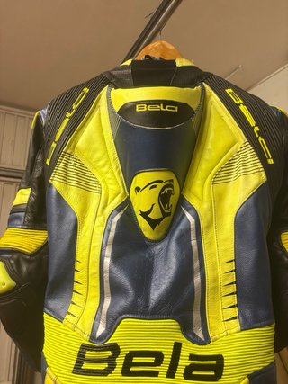 Mono de moto Bela azul y amarillo