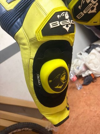 Mono de moto Bela azul y amarillo