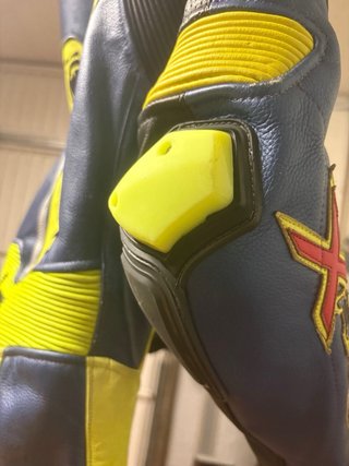 Mono de moto Bela azul y amarillo