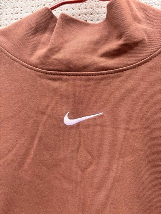Top sin mangas Nike cuello alto marrón