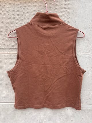 Top sin mangas Nike cuello alto marrón