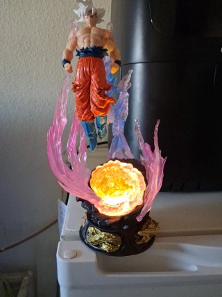 Figura Goku Ultra Instinto LED