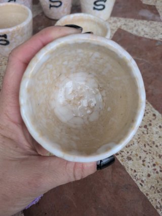 Tazze in ceramica vintage con lettera S