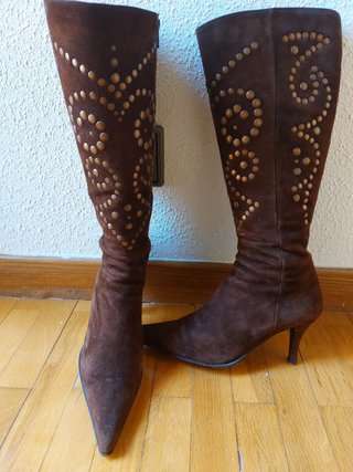 Botas de ante marrón con tachuelas
