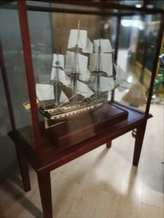 Mueble expositor (NO INCLUYE BARCO )