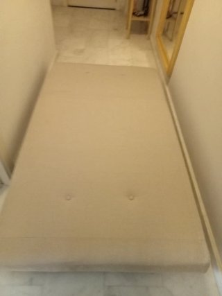 Sofá cama pequeño beige sin estrenar