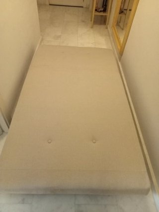 Sofá cama pequeño beige sin estrenar
