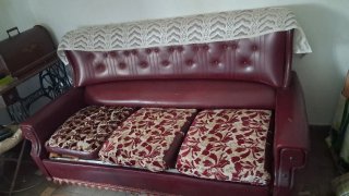 Sofá cama antiguo de cuero y tela