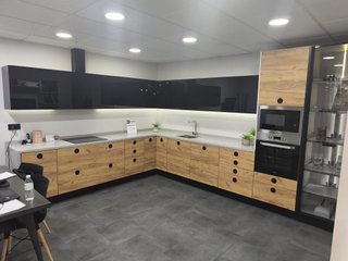 Mobiliario Cocina Exposición Madera y Negra