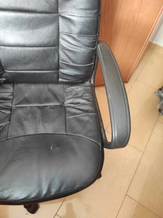 Sillón con ruedas negro, con brazos y elevable