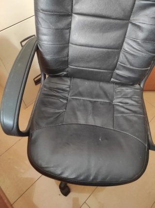 Sillón con ruedas negro, con brazos y elevable