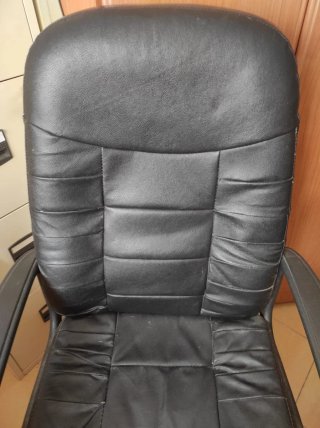 Sillón con ruedas negro, con brazos y elevable