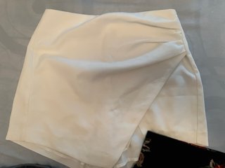 Mini falda blanca, floral y pantalón corto