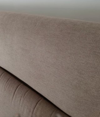 Sofá Chaiselongue con patas altas negras Impecable