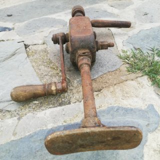 Antiguo taladro manual