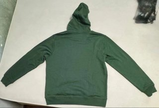 Sudadera verde con capucha y bolsillo