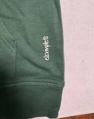 Sudadera verde con capucha y bolsillo