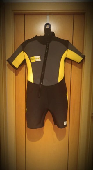 Traje neopreno corto con capucha