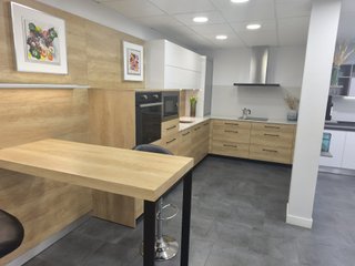 Mobiliario Cocina Exposición Madera y Blanco