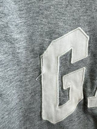 Camiseta GAP Retro Y2K Bordada Gris Blanca