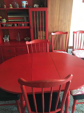 Mueble de comedor rojo, con mesa y 6 sillas