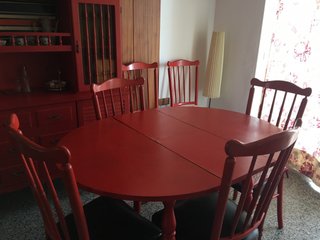 Mueble de comedor rojo, con mesa y 6 sillas