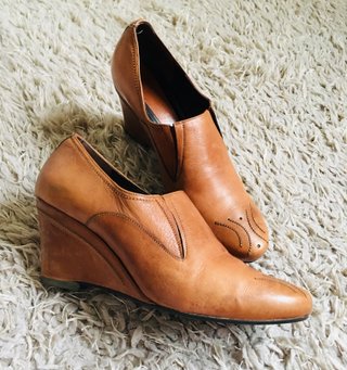 Zapatos cuña piel camel talla 40