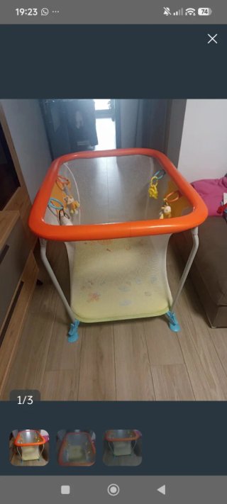 Parque cuna infantil con juguetes