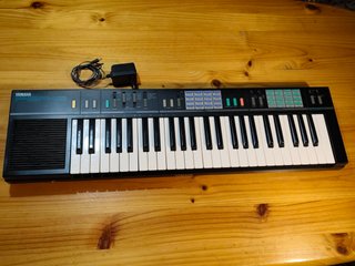 Piano Vintage Yamaha PSR-12 con Funda y Atril