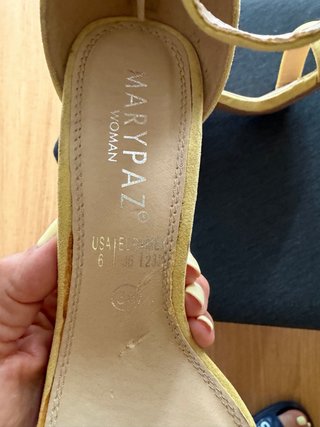 Sandalias amarillas de tacón