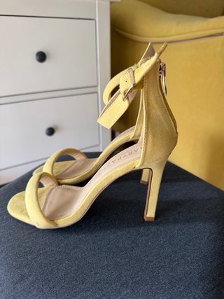 Sandalias amarillas de tacón