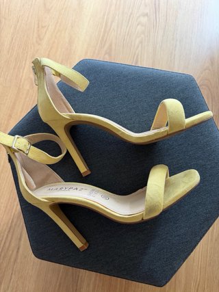 Sandalias amarillas de tacón