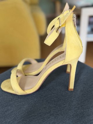 Sandalias amarillas de tacón