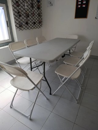 Mesa plegable 1,80m x70 cm  con 8 sillas