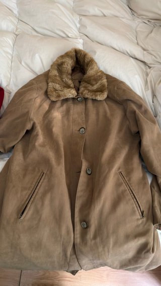 Abrigo beige con cuello de pelo