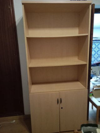 Mueble de oficina beige con puertas