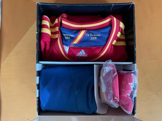 Conjunto España 2012 Adidas Talla 176 cm