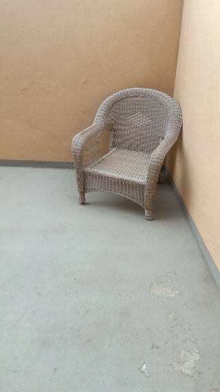 Silla de mimbre beige y gris