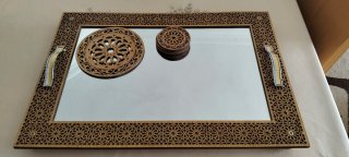 Bandeja de madera con espejo y detalles