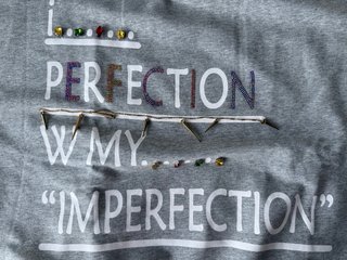 Sudadera gris con encaje blanco