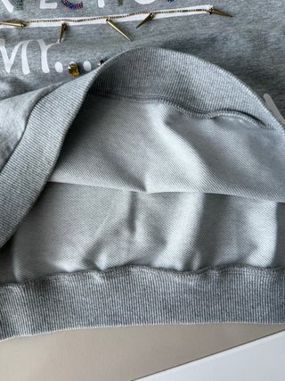 Sudadera gris con encaje blanco