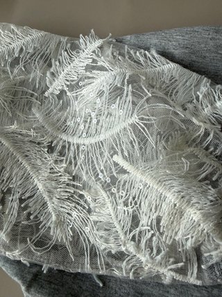 Sudadera gris con encaje blanco